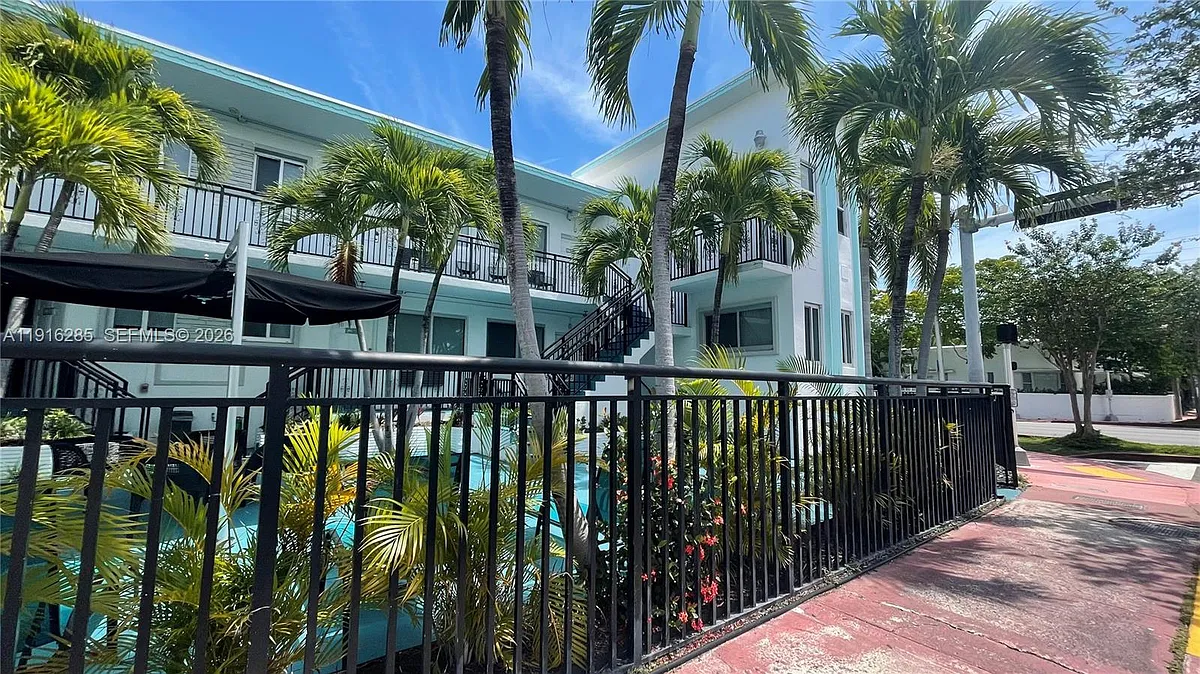 Building Photo - 8100 Harding Ave #508