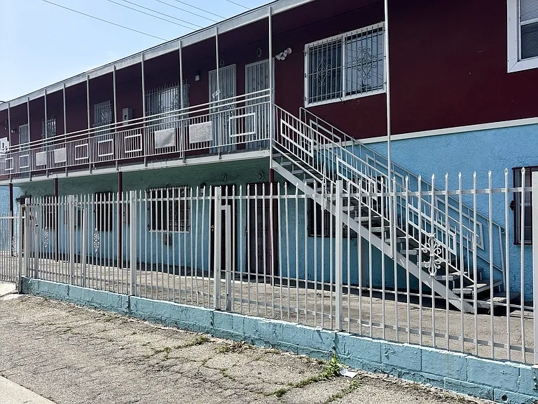 113 W Century Blvd — Photo 1