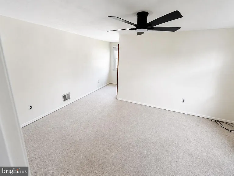 300 Wilson Ave — Photo 9