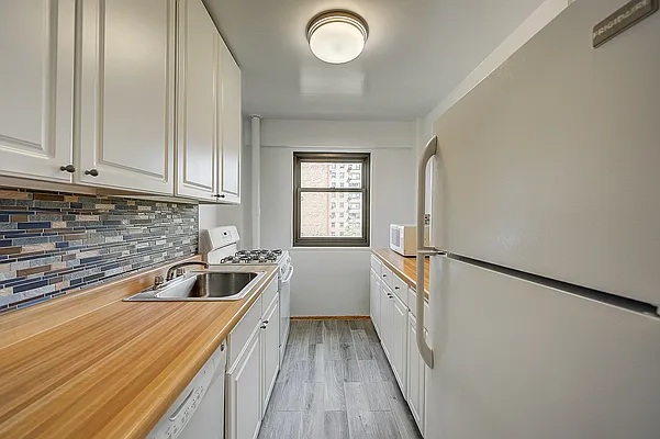 Sold by Horowitz Real Estate | media 32