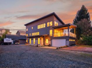 24025 Fern Cres, Maple Ridge, BC V4R2S1