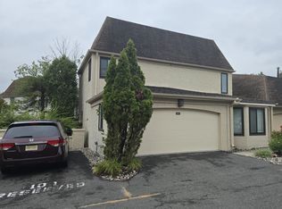 108 Gate House Ln, Edison, NJ 08820