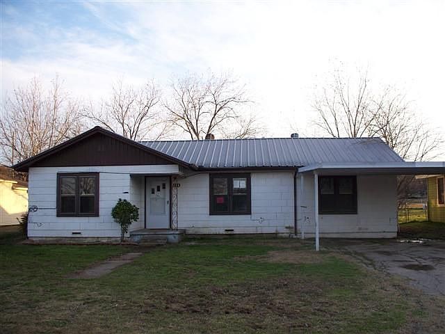 1st image of 206 W Avenue G
