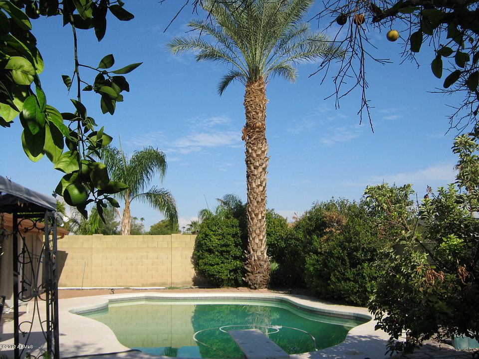 2nd image of 2411 E Huntington Dr