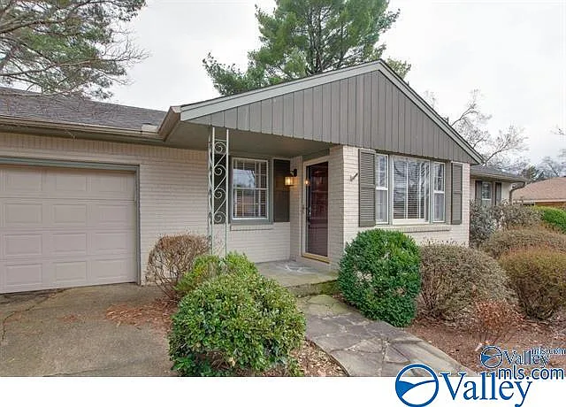 3 bed, 1.0 bath, 1150 sqft, $1,700 — Photo 2