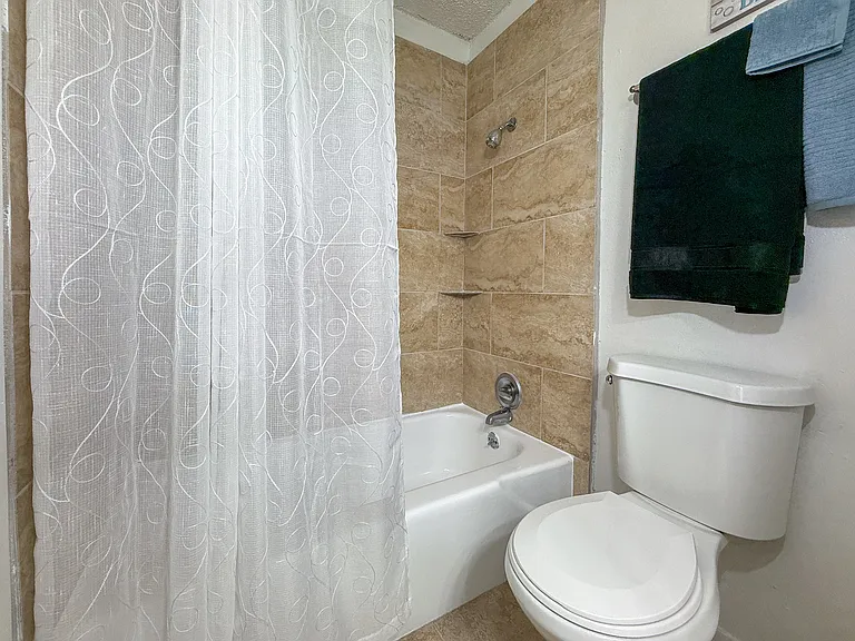 Hampton Court Apartments — Photo 11