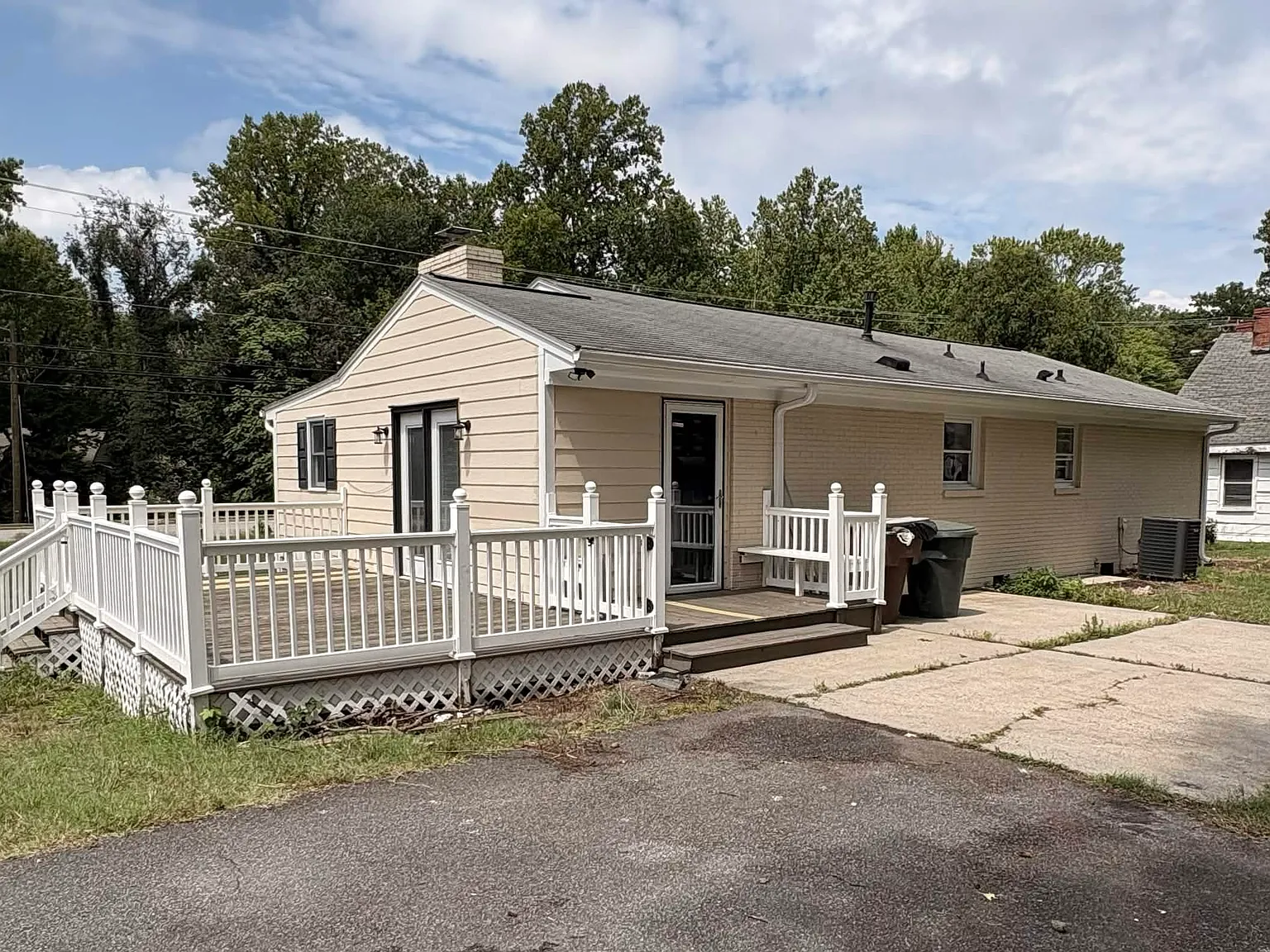 3 bed, 1.5 bath, 1274 sqft, $1,700 — Photo 3