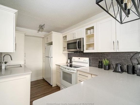5th image of 3936 Wyandotte St E #901