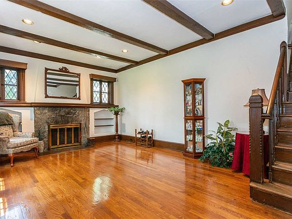 4th image of 93 Meadow St