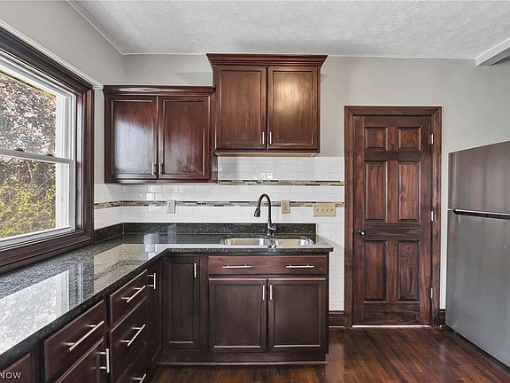 4th image of 10109 Almira Ave