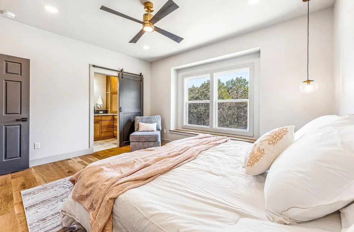 4 bed, 1556 sqft, $2,850 — Photo 3