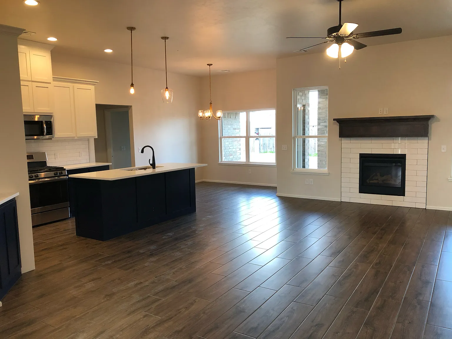 3 bed, 2.0 bath, 1800 sqft, $1,850 — Photo 4