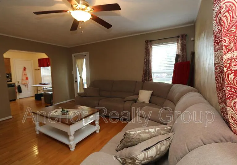 1618 Kingston Ave — Photo 8