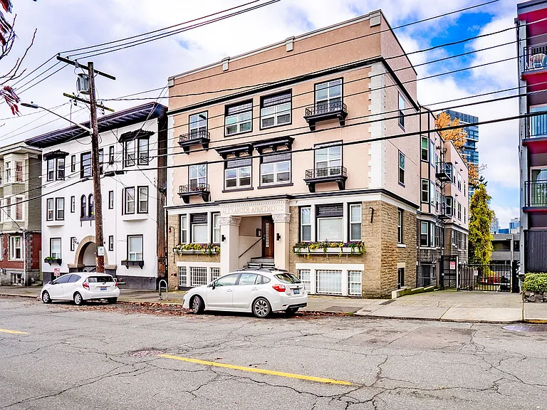 Alexander Apartments — Photo 19