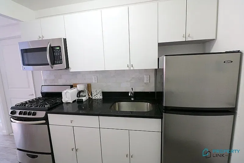 521 West 48th Street — Photo 3