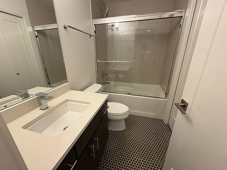 947 W McGraw St #41 — Photo 23