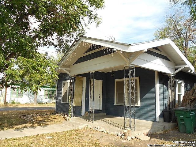 1st image of 203 Arlington Ct
