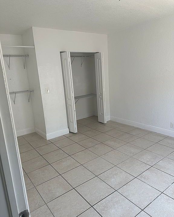 1st image of 925 Marseille Dr