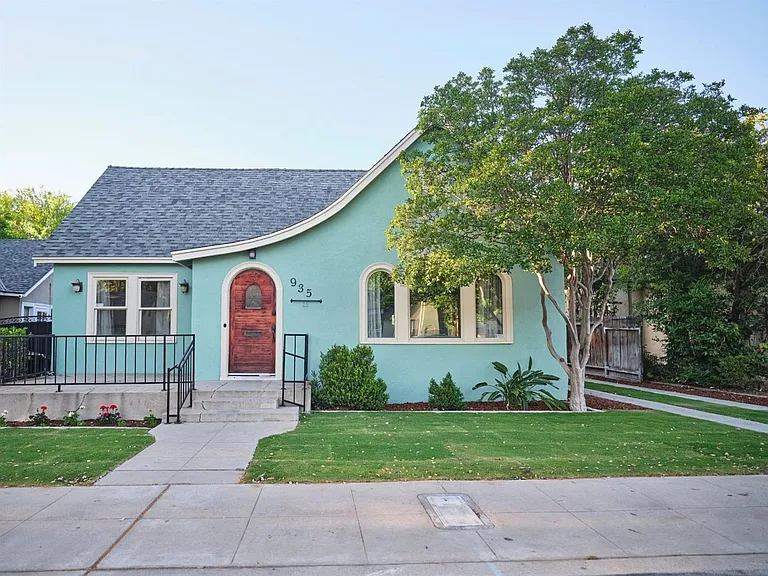 935 E Clinton Ave — Photo 1