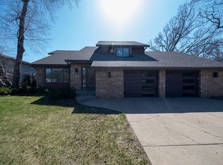 798 Golden Meadow Rd, Eagan, MN 55123