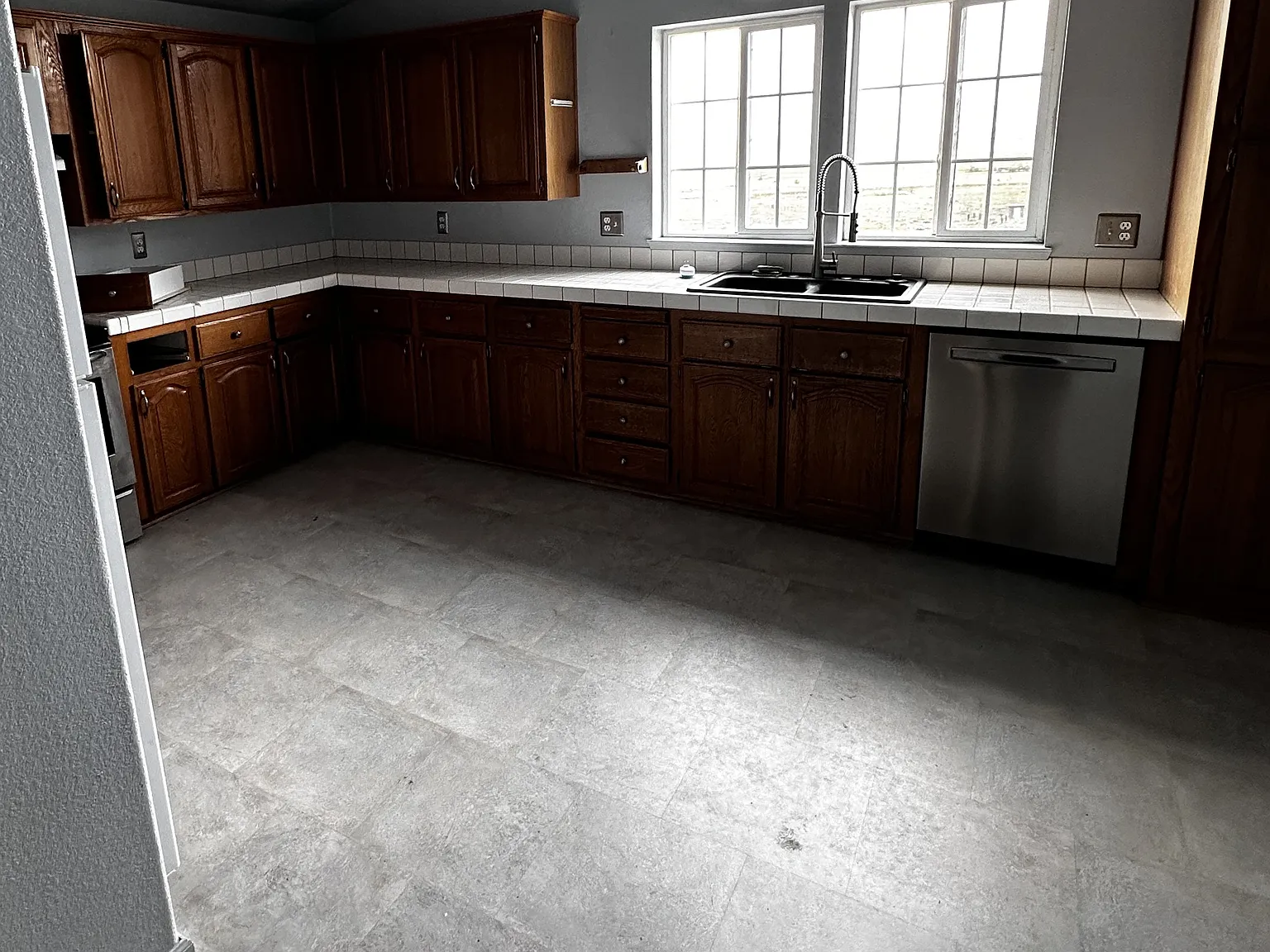 3 bed, 2.0 bath, 2500 sqft, $2,400 — Photo 3