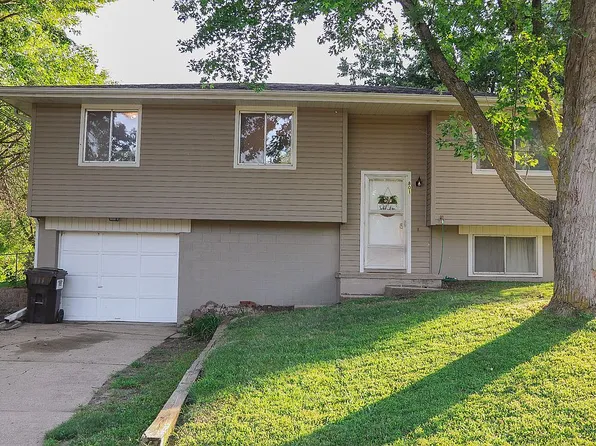 801 Prairie Ct, Hickman, NE 68372