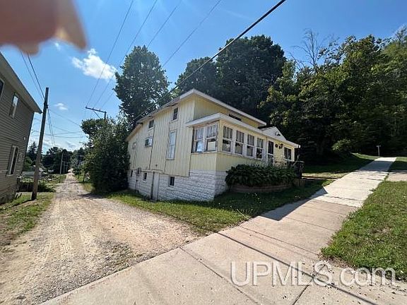 4th image of 211 Hickory St
