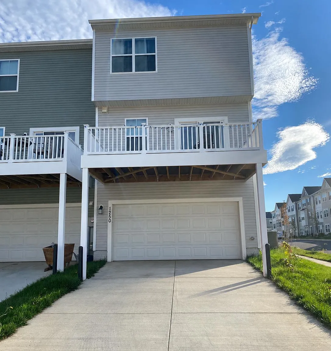 3 bed, 4.0 bath, 1790 sqft, $2,100 — Photo 3