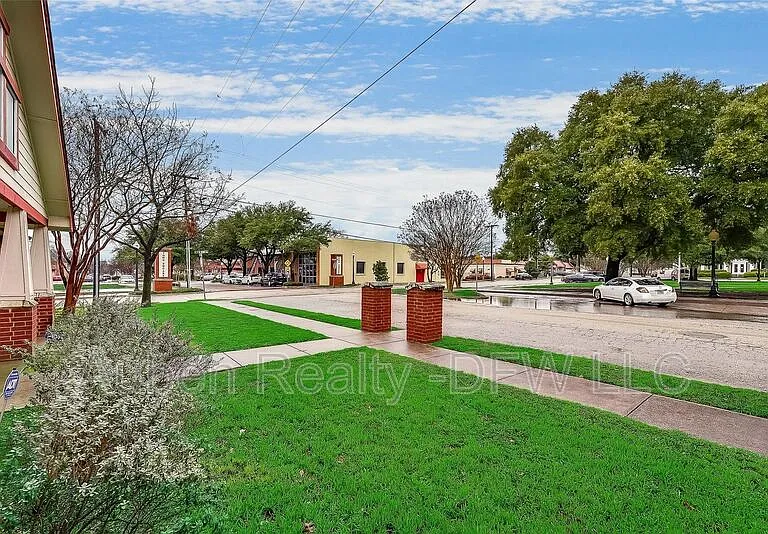 300 E Main St — Photo 23