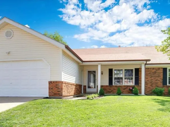 818 Clintwoode Ct, Ballwin, MO 63021