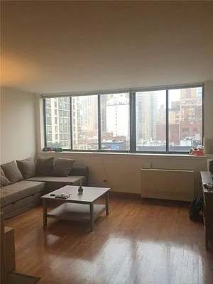 Rented by Siderow Residential Group | media 17