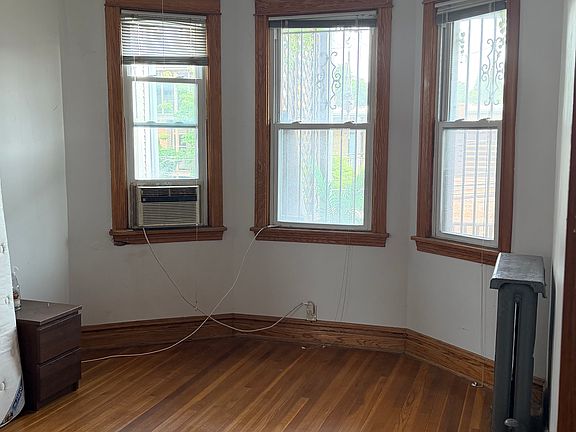 2nd image of 1213 W Addison St #2