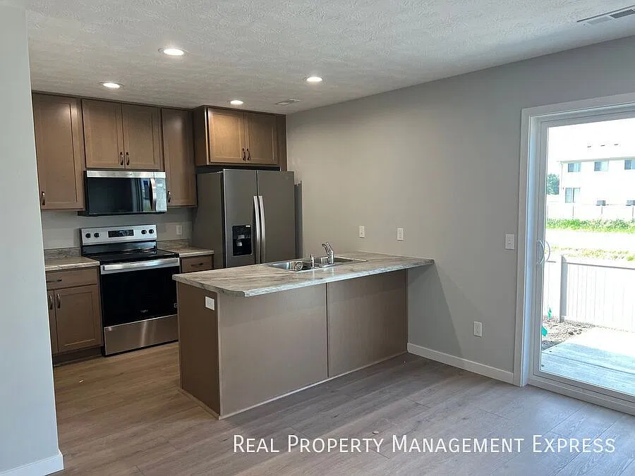 3 Bedroom 1.5 Bathroom Townhome — Photo 3
