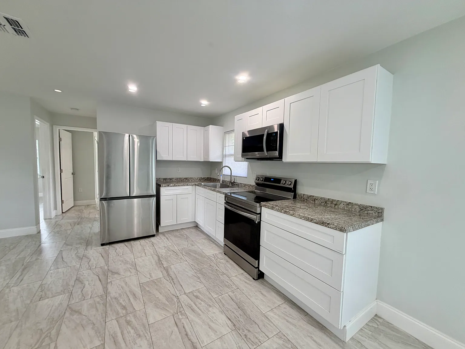 3 bed, 1150 sqft, $1,900 — Photo 2
