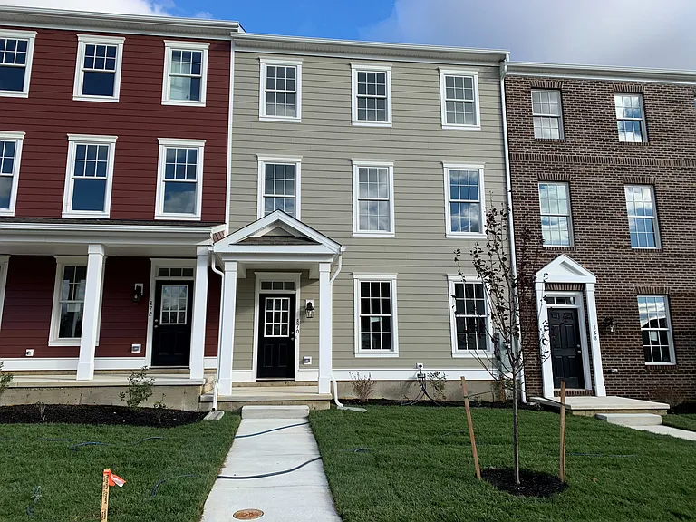 870 Mapleton Ave — Photo 1
