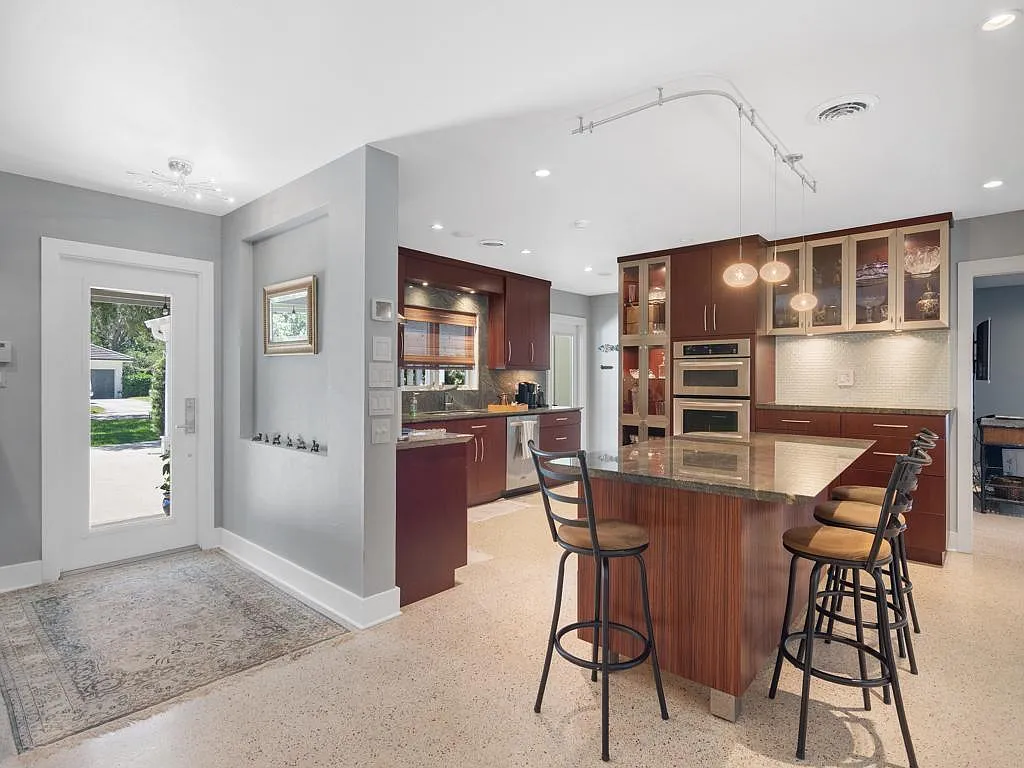 3 bed, 1971 sqft, $10,000 — Photo 3