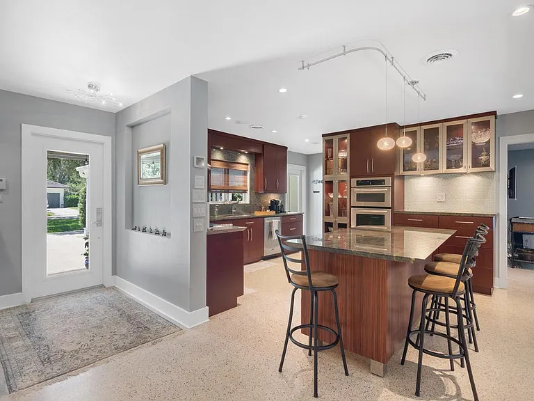 745 Iris Ln — Photo 3