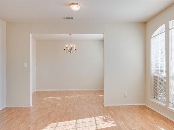 3rd image of 1109 Noblewood Dr