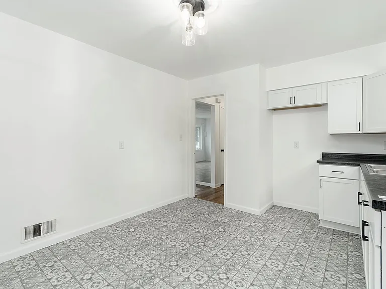 610 W Austin Ave — Photo 11