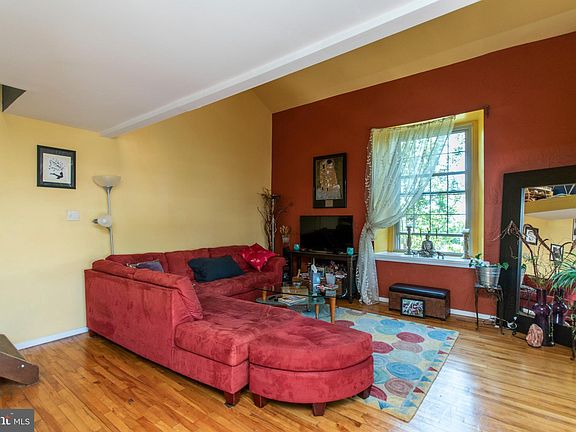 3rd image of 915 Bainbridge St APT 301