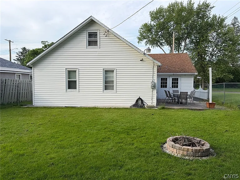 902 James St — Photo 2