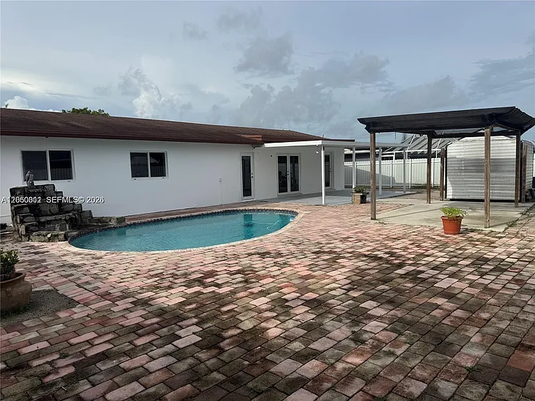 10835 SW 154th Ter — Photo 3