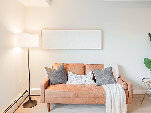 5th image of 825 17th Ave SW #307