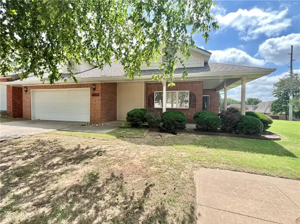 4214 N Meadow View Dr, Fayetteville, AR 72703