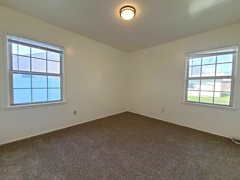 686 Courtland Dr — Photo 14