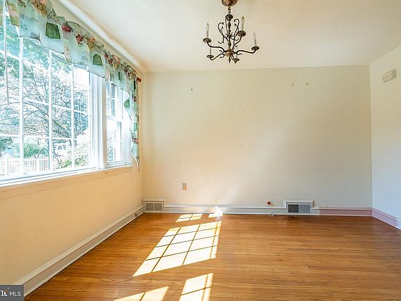 5th image of 130 Elm Dr