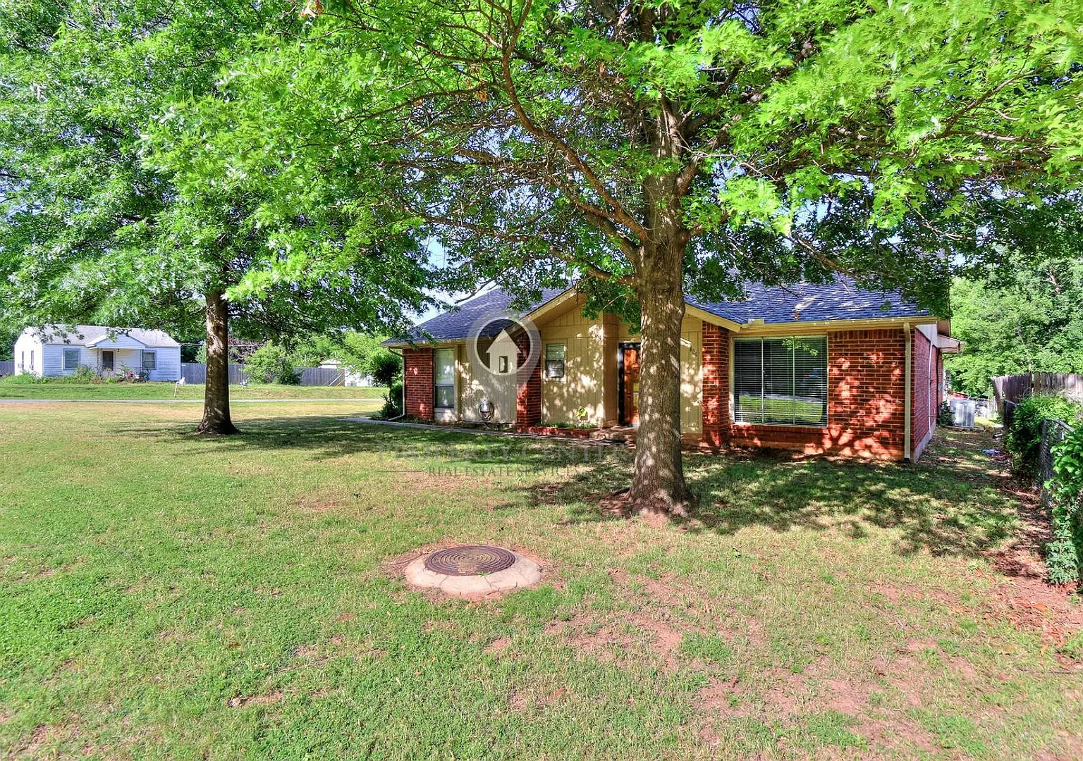 Charming 2-Bedroom, 2-Bath Home on a Spacious Corner Lot in Midwest City! — Photo 3