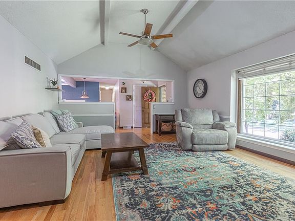 5th image of 114 SE Lexington Cir