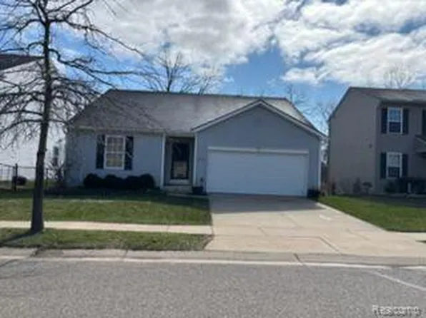 2910 Kalkaska River Dr, Fowlerville, MI 48836