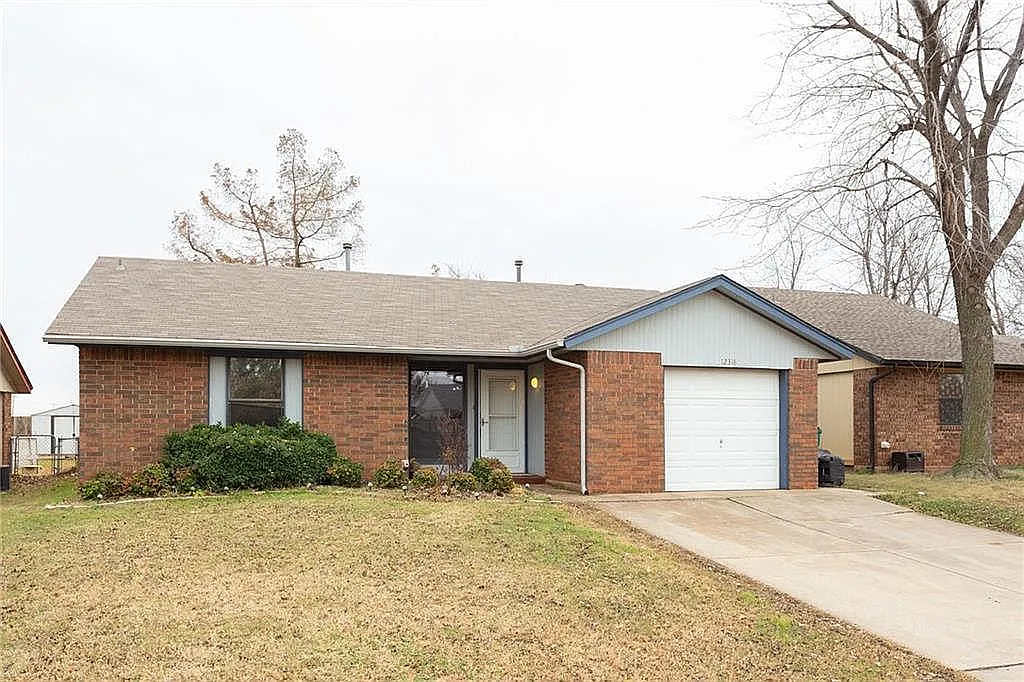 3 bed, 1.5 bath, 1279 sqft, $1,415 — Photo 1